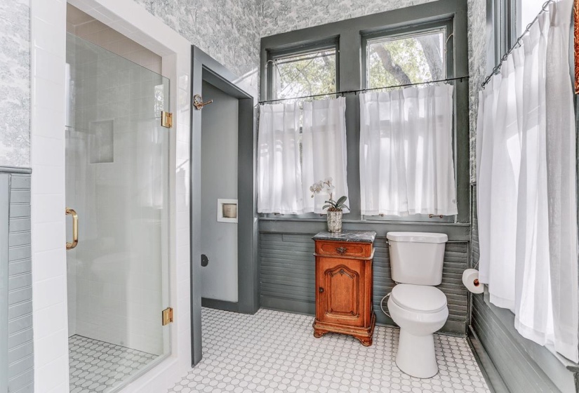1323 CARR AVE, Memphis, Tennessee 38104, 4 Bedrooms Bedrooms, 12 Rooms Rooms,3 BathroomsBathrooms,Residential,For Sale,CARR,10209681