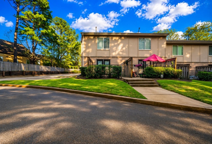 With a private fenced patio, deeded parking, and community amenities, it combines comfort and style effortlessly.