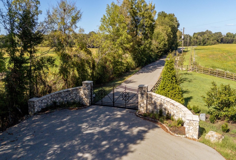 Gate featuring the entrance of the River Run Estates Subdivision.