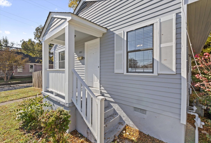 Entrance to property with crawl space