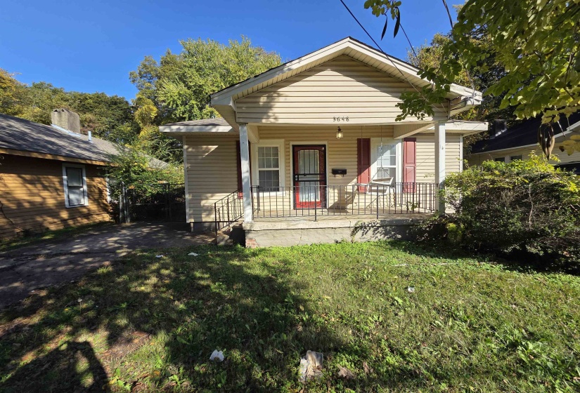 View of front of home featuring a front lawn and covered porch