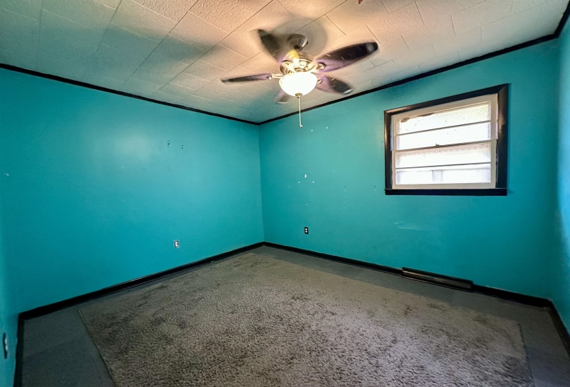 Unfurnished room featuring a ceiling fan and crown molding