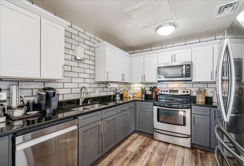 655 RIVERSIDE DR, Memphis, Tennessee 38103, 2 Bedrooms Bedrooms, 5 Rooms Rooms,2 BathroomsBathrooms,Residential,For Sale,RIVERSIDE,10210023