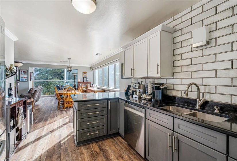 655 RIVERSIDE DR, Memphis, Tennessee 38103, 2 Bedrooms Bedrooms, 5 Rooms Rooms,2 BathroomsBathrooms,Residential,For Sale,RIVERSIDE,10210023