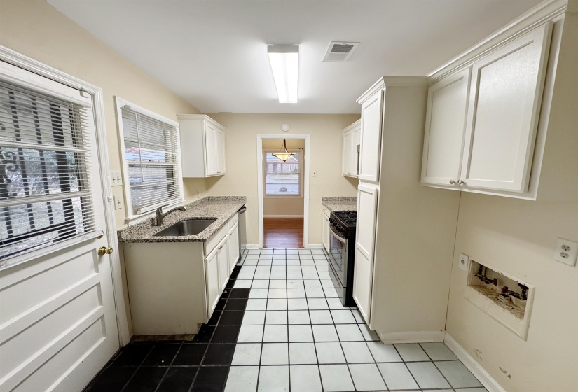 1519 WHITE STATION RD, Memphis, Tennessee 38117, 3 Bedrooms Bedrooms, 5 Rooms Rooms,2 BathroomsBathrooms,Residential,For Sale,WHITE STATION,10207760