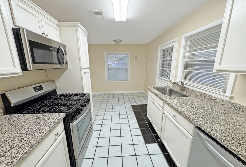 1519 WHITE STATION RD, Memphis, Tennessee 38117, 3 Bedrooms Bedrooms, 5 Rooms Rooms,2 BathroomsBathrooms,Residential,For Sale,WHITE STATION,10207760