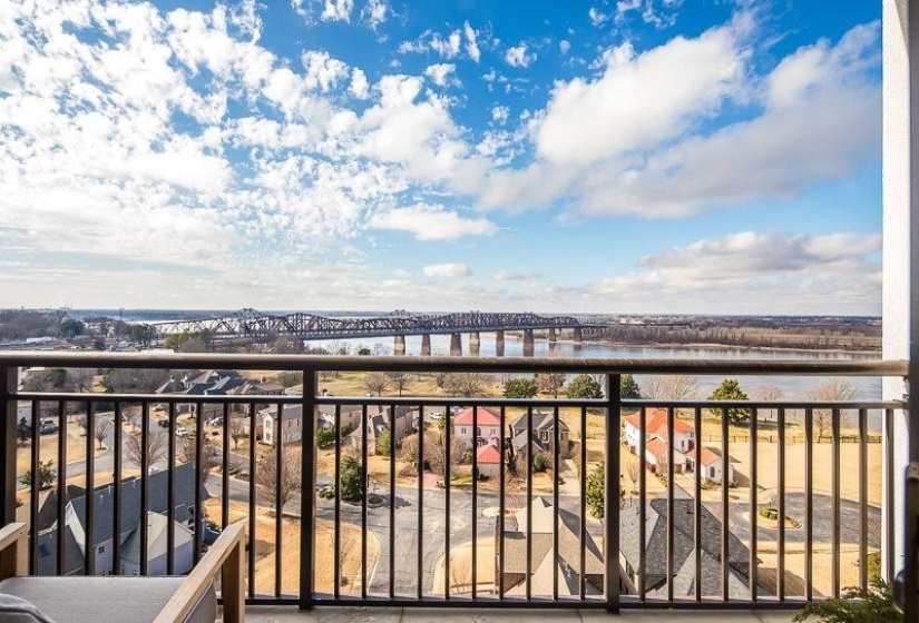 717 RIVERSIDE DR, Memphis, Tennessee 38103, 3 Bedrooms Bedrooms, 6 Rooms Rooms,3 BathroomsBathrooms,Residential,For Sale,RIVERSIDE,10210278
