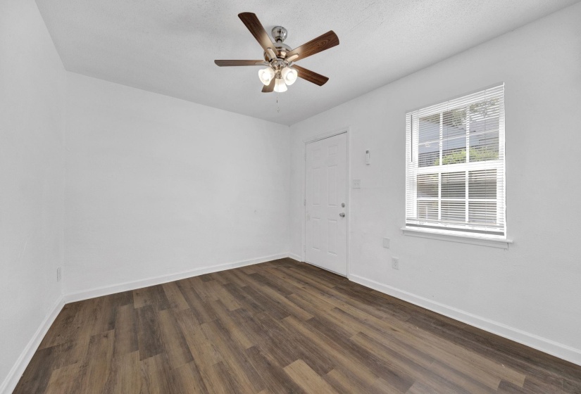 Spare room with dark wood-style flooring, a textured ceiling, and a ceiling fan