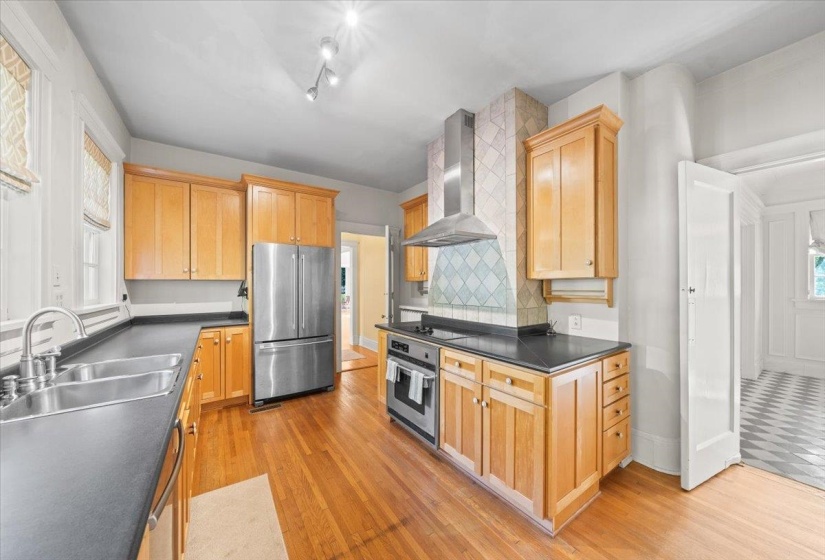 1412 PEABODY AVE, Memphis, Tennessee 38104, 3 Bedrooms Bedrooms, 8 Rooms Rooms,1.1 BathroomsBathrooms,Residential,For Sale,PEABODY,10211069