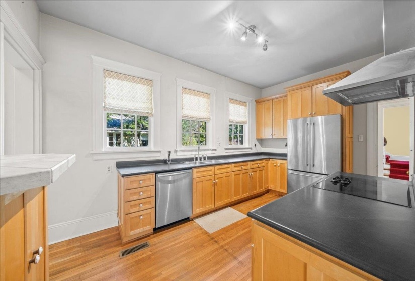 1412 PEABODY AVE, Memphis, Tennessee 38104, 3 Bedrooms Bedrooms, 8 Rooms Rooms,1.1 BathroomsBathrooms,Residential,For Sale,PEABODY,10211069