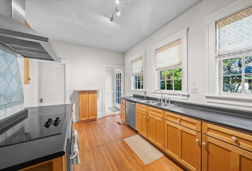 1412 PEABODY AVE, Memphis, Tennessee 38104, 3 Bedrooms Bedrooms, 8 Rooms Rooms,1.1 BathroomsBathrooms,Residential,For Sale,PEABODY,10211069