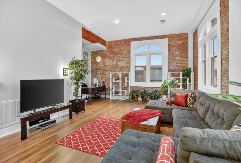 435 FRONT ST, Memphis, Tennessee 38103, 2 Bedroom Bedrooms, 5 Room Rooms,2.1 BathroomBathrooms,Residential,For Sale,FRONT,0,10211115
