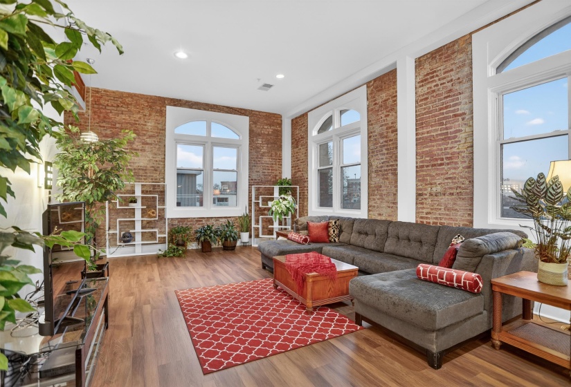 435 FRONT ST, Memphis, Tennessee 38103, 2 Bedroom Bedrooms, 5 Room Rooms,2.1 BathroomBathrooms,Residential,For Sale,FRONT,0,10211115