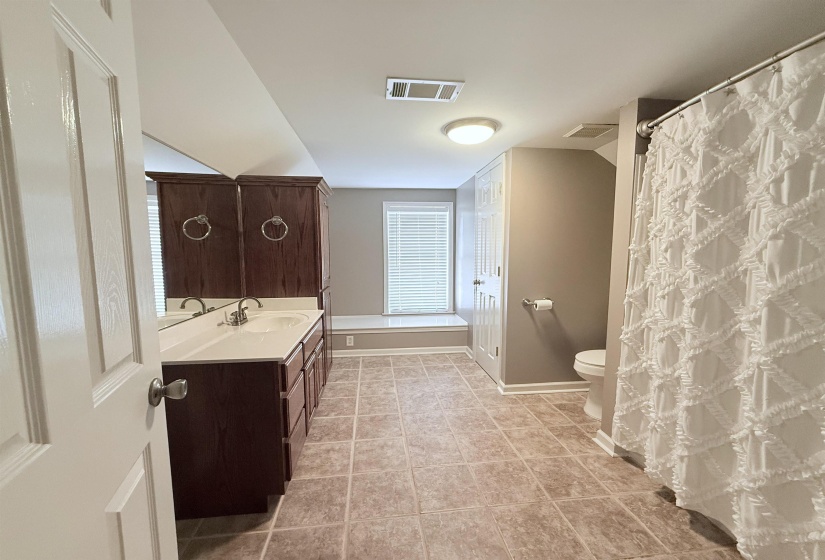 Upstairs full bathroom