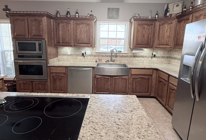 Large island with cooktop and spacious breakfast area.  Fits table of 6