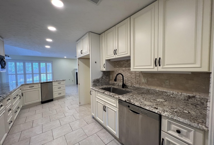 1770 MILL GLEN CV, Memphis, Tennessee 38016, 4 Bedrooms Bedrooms, 7 Rooms Rooms,2 BathroomsBathrooms,Residential,For Sale,MILL GLEN,10211125