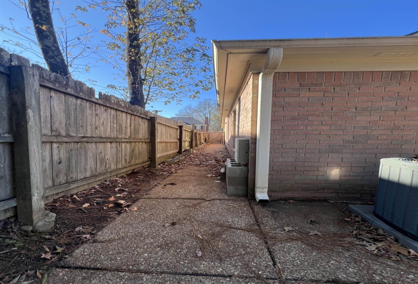1770 MILL GLEN CV, Memphis, Tennessee 38016, 4 Bedrooms Bedrooms, 7 Rooms Rooms,2 BathroomsBathrooms,Residential,For Sale,MILL GLEN,10211125