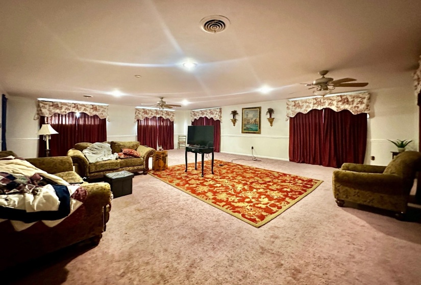 1108 WHITEHAVEN LN, Memphis, Tennessee 38116, 5 Bedroom Bedrooms, 2 Room Rooms,2.1 BathroomBathrooms,Residential,For Sale,WHITEHAVEN,0,10211212
