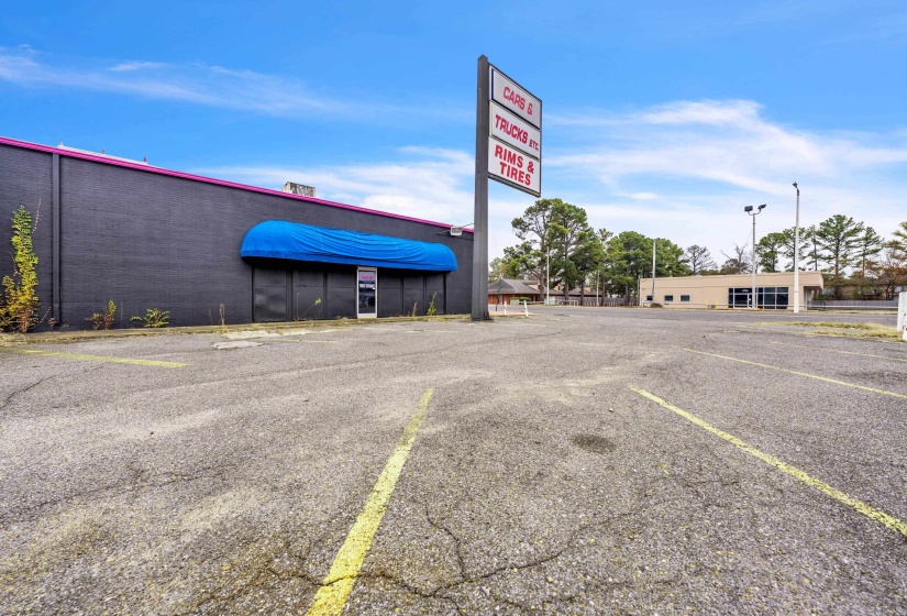 View of commercial location featuring uncovered parking