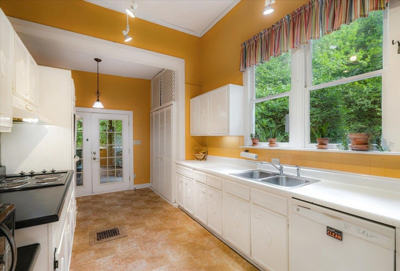 1785 GLENWOOD PL, Memphis, Tennessee 38104, 3 Bedrooms Bedrooms, 7 Rooms Rooms,2 BathroomsBathrooms,Residential,For Sale,GLENWOOD,10211274
