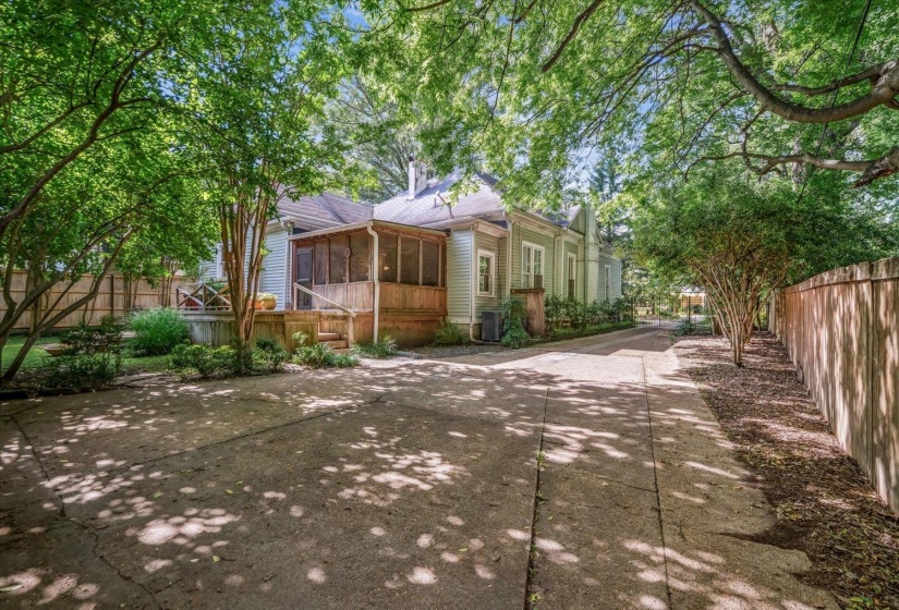 1785 GLENWOOD PL, Memphis, Tennessee 38104, 3 Bedrooms Bedrooms, 7 Rooms Rooms,2 BathroomsBathrooms,Residential,For Sale,GLENWOOD,10211274