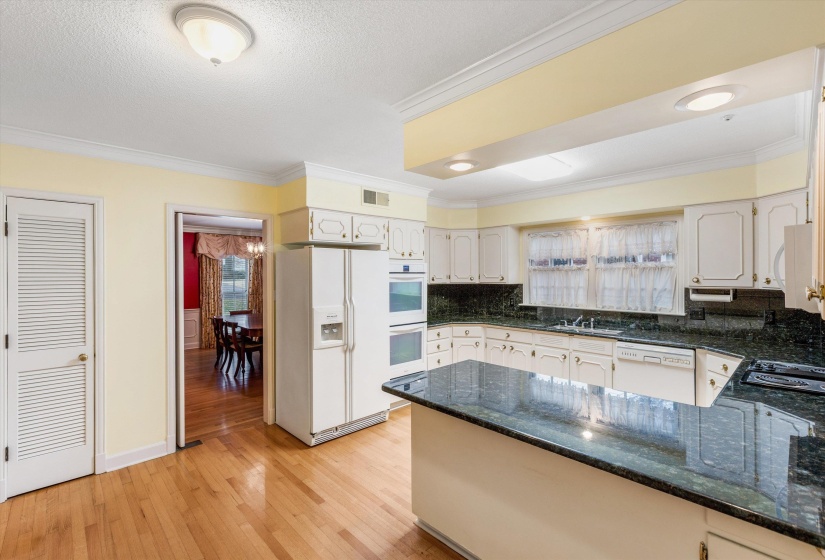 2236 CROSS DR, Memphis, Tennessee 38112, 5 Bedrooms Bedrooms, 10 Rooms Rooms,3.1 BathroomsBathrooms,Residential,For Sale,CROSS,10211642