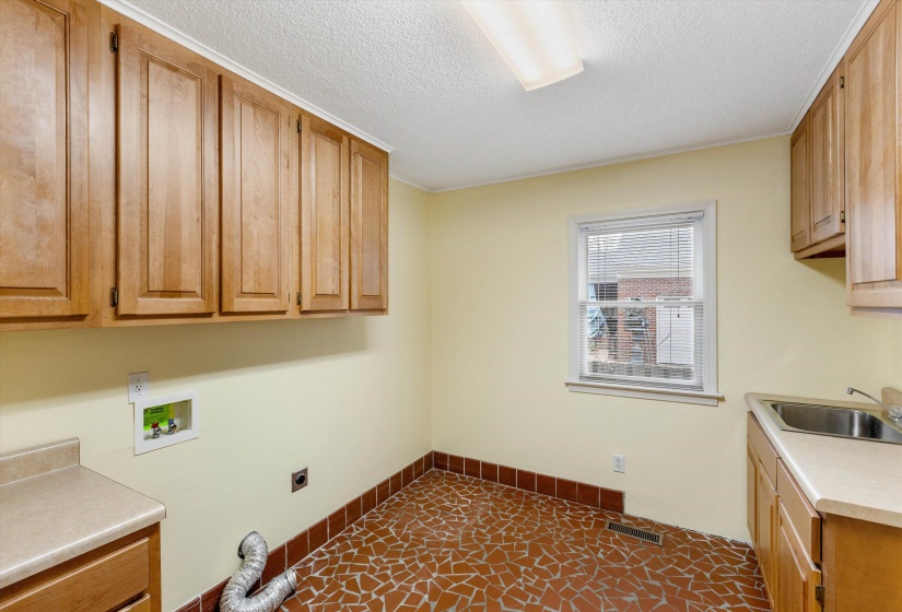 2236 CROSS DR, Memphis, Tennessee 38112, 5 Bedrooms Bedrooms, 10 Rooms Rooms,3.1 BathroomsBathrooms,Residential,For Sale,CROSS,10211642