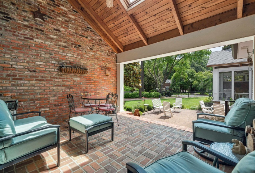 2236 CROSS DR, Memphis, Tennessee 38112, 5 Bedrooms Bedrooms, 10 Rooms Rooms,3.1 BathroomsBathrooms,Residential,For Sale,CROSS,10211642