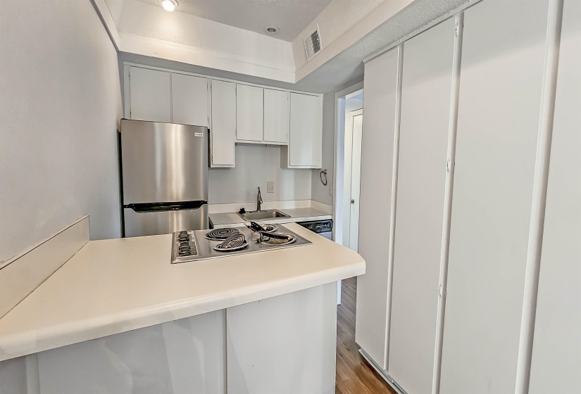 1220 CHAMBERLAIN DR, Memphis, Tennessee 38119, 2 Bedrooms Bedrooms, 5 Rooms Rooms,1.1 BathroomsBathrooms,Residential,For Sale,CHAMBERLAIN,10211691