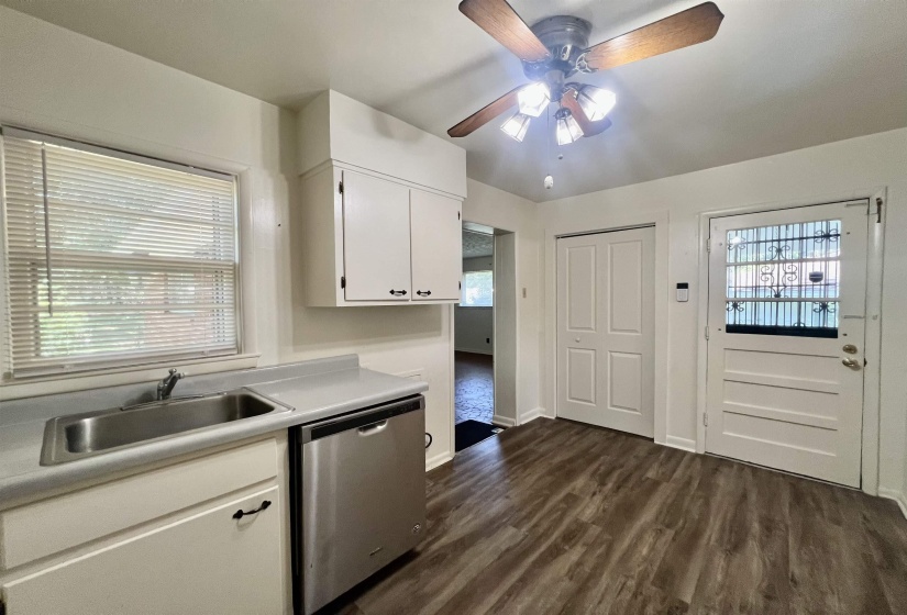 1384 WOODSTON DR, Memphis, Tennessee 38117, 3 Bedrooms Bedrooms, 6 Rooms Rooms,2 BathroomsBathrooms,Rental Properties,For Sale,WOODSTON,10211828