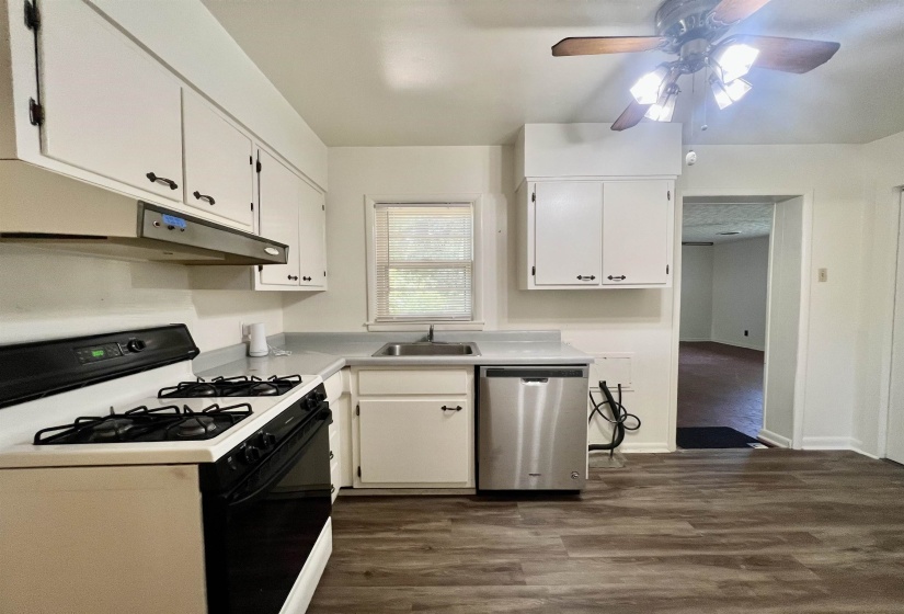 1384 WOODSTON DR, Memphis, Tennessee 38117, 3 Bedrooms Bedrooms, 6 Rooms Rooms,2 BathroomsBathrooms,Rental Properties,For Sale,WOODSTON,10211828
