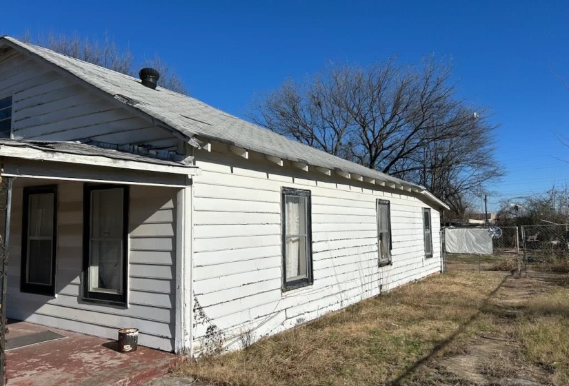 View of home's exterior