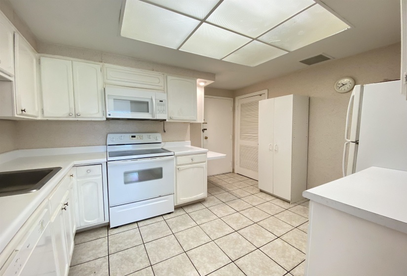 475 HIGHLAND ST, Memphis, Tennessee 38122, 3 Bedrooms Bedrooms, 5 Rooms Rooms,3 BathroomsBathrooms,Residential,For Sale,HIGHLAND,10212004