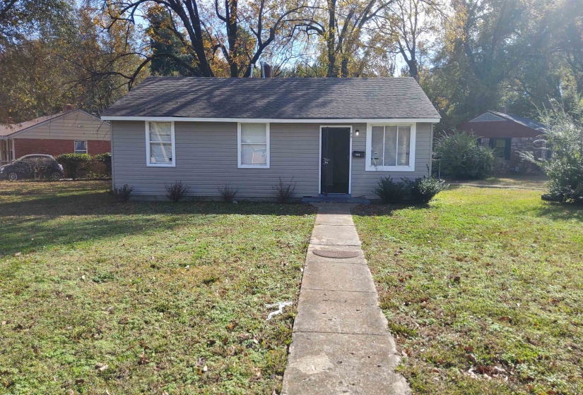 View of front facade with a front lawn