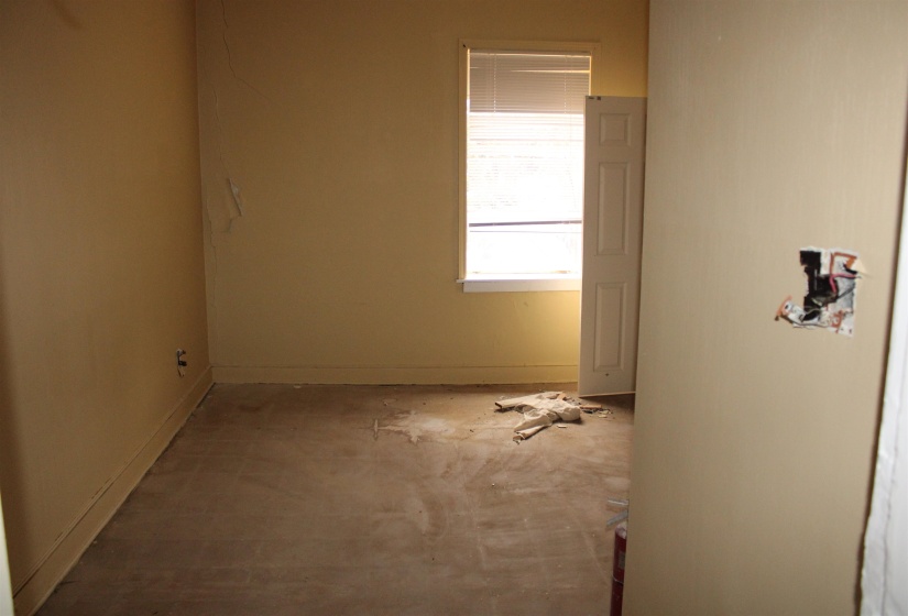Empty room featuring baseboards