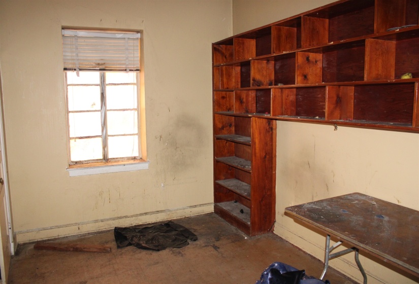 Miscellaneous room with baseboards