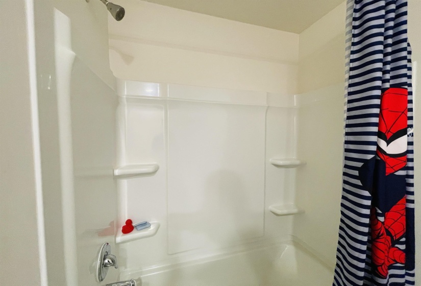 Full bath with shower / bath combo with shower curtain