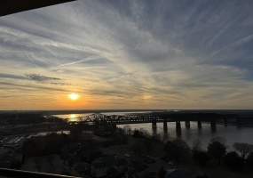 717 RIVERSIDE DR, Memphis, Tennessee 38103, 3 Bedrooms Bedrooms, 5 Rooms Rooms,3 BathroomsBathrooms,Residential,For Sale,RIVERSIDE,10212403