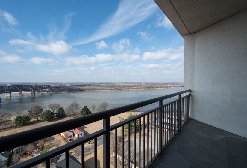 717 RIVERSIDE DR, Memphis, Tennessee 38103, 3 Bedrooms Bedrooms, 5 Rooms Rooms,3 BathroomsBathrooms,Residential,For Sale,RIVERSIDE,10212403