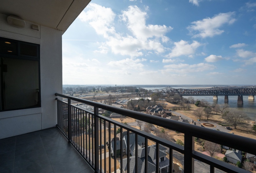 717 RIVERSIDE DR, Memphis, Tennessee 38103, 3 Bedrooms Bedrooms, 5 Rooms Rooms,3 BathroomsBathrooms,Residential,For Sale,RIVERSIDE,10212403