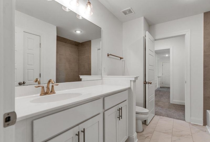 2067 BELMARIE DR, Southaven, Mississippi 38672-6456, 5 Bedrooms Bedrooms, 10 Rooms Rooms,3.1 BathroomsBathrooms,Residential,For Sale,BELMARIE,10207685