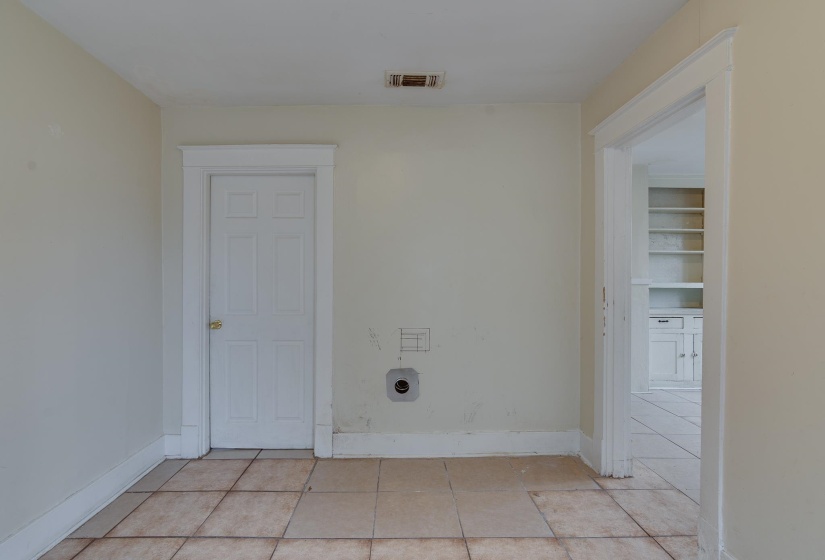 Laundry area featuring light tile patterned floors