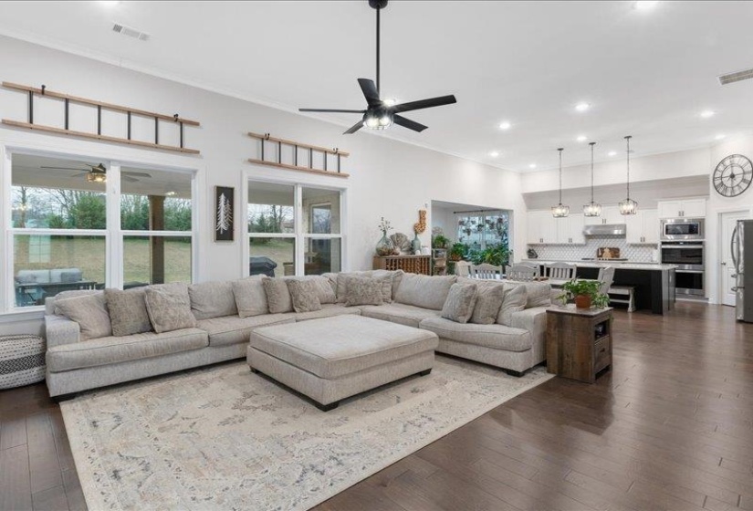 Open-Concept layout connecting Kitchen, dining, and living space.