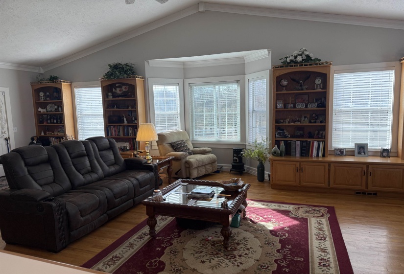 645 BARHAM LN, Bolivar, Tennessee 38008-3516, 4 Bedrooms Bedrooms, 20 Rooms Rooms,3.1 BathroomsBathrooms,Residential,For Sale,BARHAM,10212622