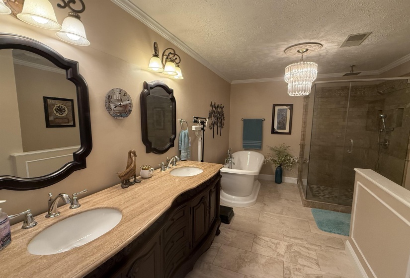 645 BARHAM LN, Bolivar, Tennessee 38008-3516, 4 Bedrooms Bedrooms, 20 Rooms Rooms,3.1 BathroomsBathrooms,Residential,For Sale,BARHAM,10212622