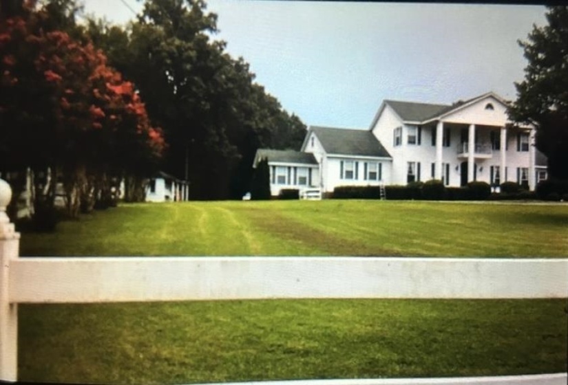 645 BARHAM LN, Bolivar, Tennessee 38008-3516, 4 Bedrooms Bedrooms, 20 Rooms Rooms,3.1 BathroomsBathrooms,Residential,For Sale,BARHAM,10212622