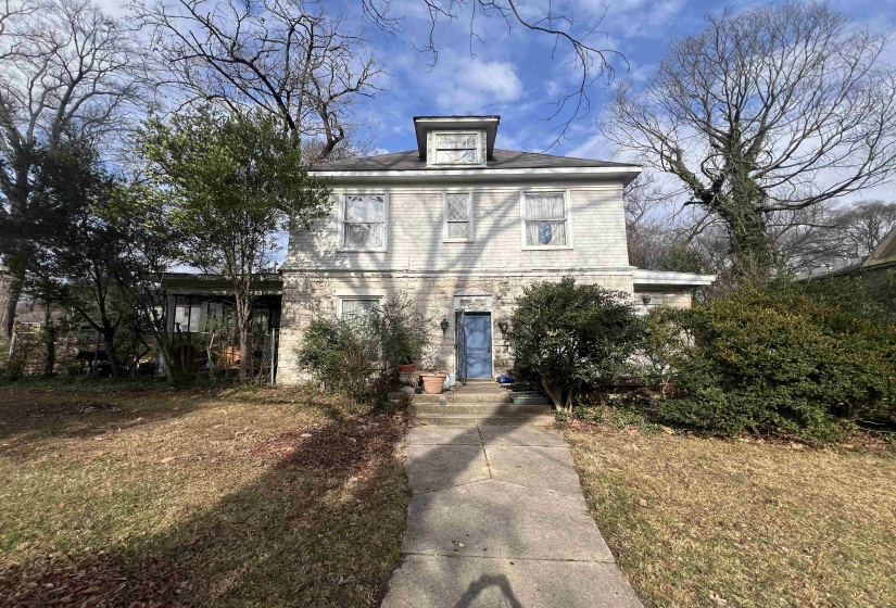 American foursquare style home featuring a front yard