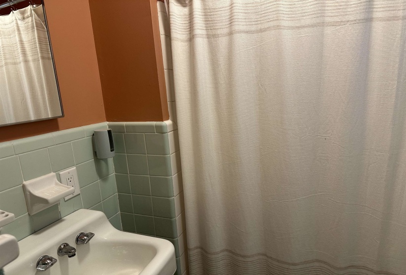 376 SUNSET DR, Lexington, Tennessee 38351-9999, 4 Bedrooms Bedrooms, 9 Rooms Rooms,2 BathroomsBathrooms,Residential,For Sale,SUNSET,10212696