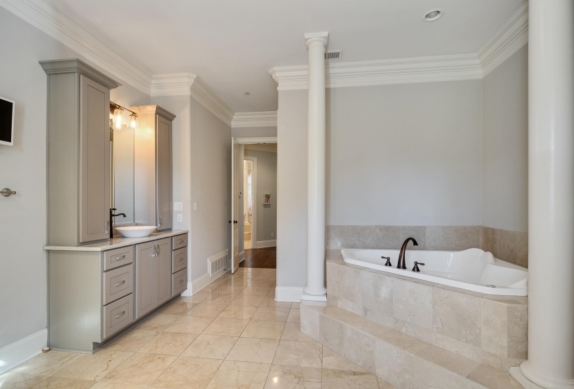 3246 HOLLOW CREEK RD, Germantown, Tennessee 38138, 5 Bedroom Bedrooms, 13 Room Rooms,7.2 BathroomBathrooms,Residential,For Sale,HOLLOW CREEK,0,10208611