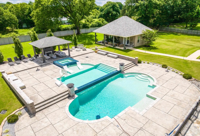 3246 HOLLOW CREEK RD, Germantown, Tennessee 38138, 5 Bedroom Bedrooms, 13 Room Rooms,7.2 BathroomBathrooms,Residential,For Sale,HOLLOW CREEK,0,10208611